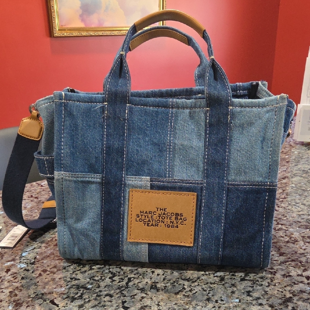 Marc Jacobs Gray and White Tag 10x13 - Picture 3 of 4